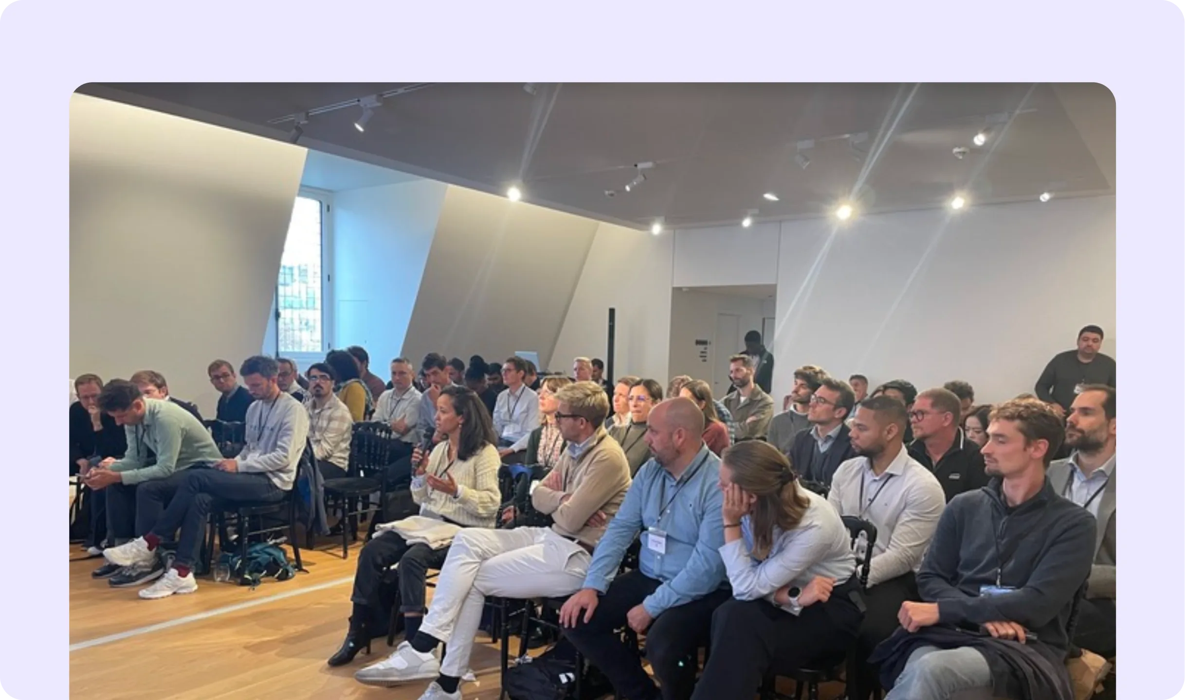 Présentation du produit aux réseaux partenaires lors d'une conférence dédiée